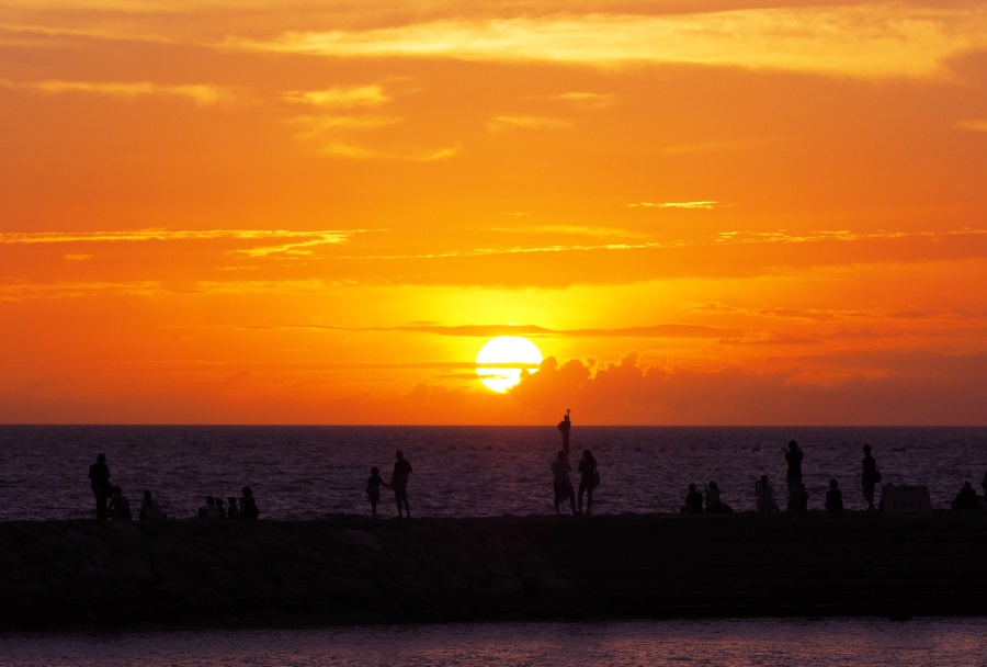 夕日を眺めながら、海辺を散策しよう