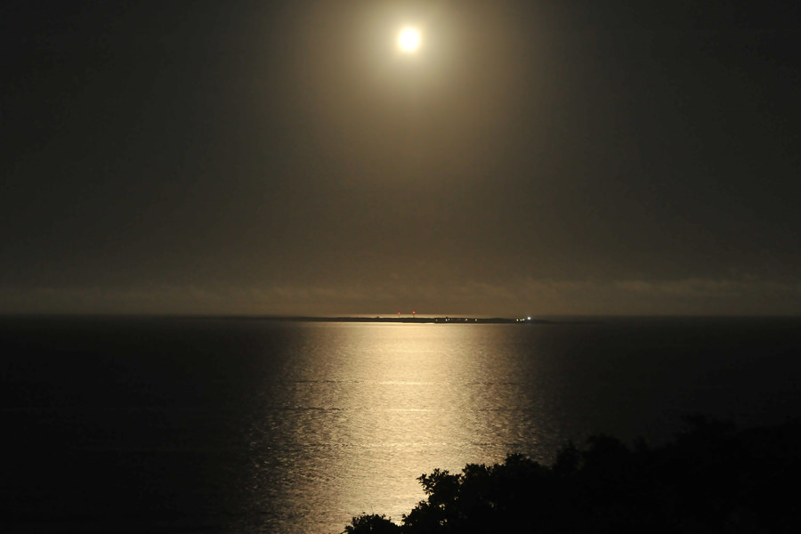 神の島、久高島へと続く海上のムーンロード