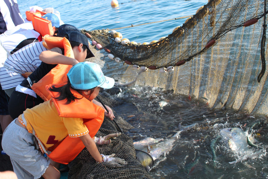 豊かな漁場のある南城市で海人（うみんちゅ）体験をする子ども達