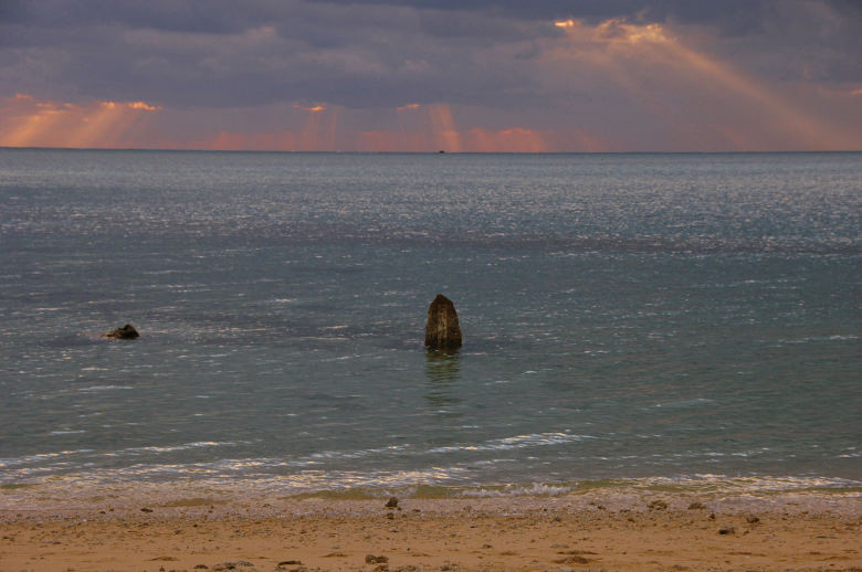 ヤハラヅカサの向こうから上る朝日