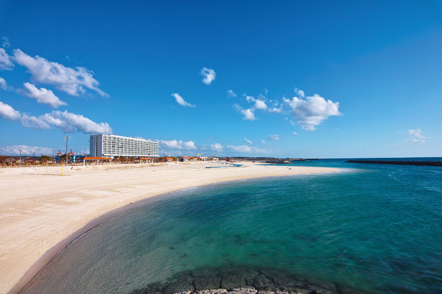 真っ白な砂浜が海へと続く、さわやかな光景が印象的な美々ビーチ