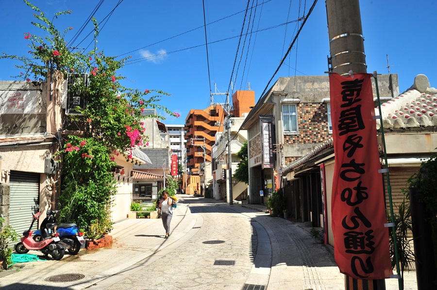 壺屋やちむん通りを歩きながら、気になる一品を探す