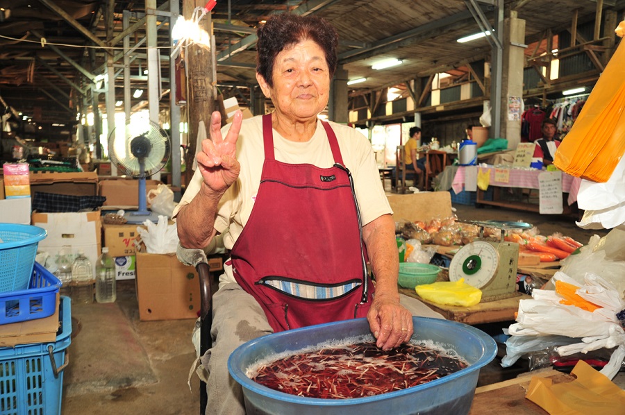 戦後から残る農連中央市場。今もにぎわう県民の食の台所