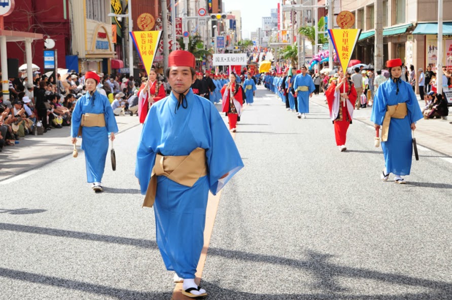 国際通りを歩く古式行列。琉球王朝時代の文化を間近で楽しめる