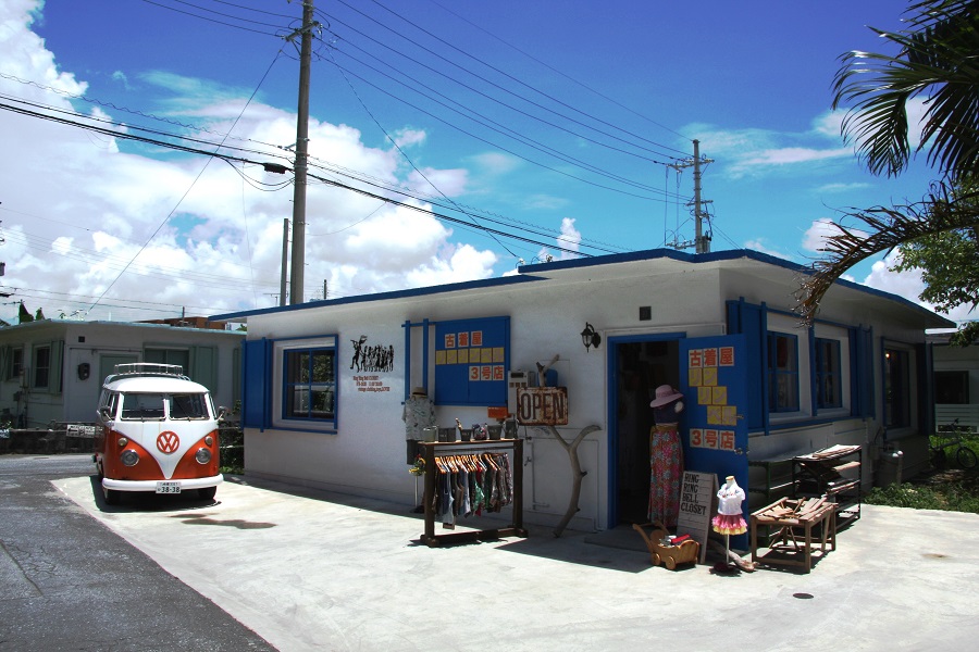 外人住宅を利用したカフェや雑貨店が立ち並ぶ