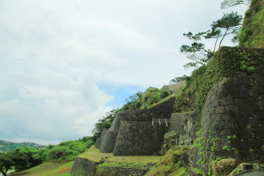浦添の街は、英祖王と尚寧王に見守られています