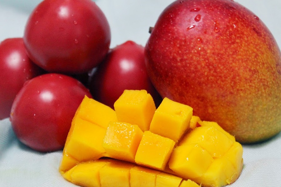 豊見城産のマンゴーと美らトマト。みずみずしくてジューシー