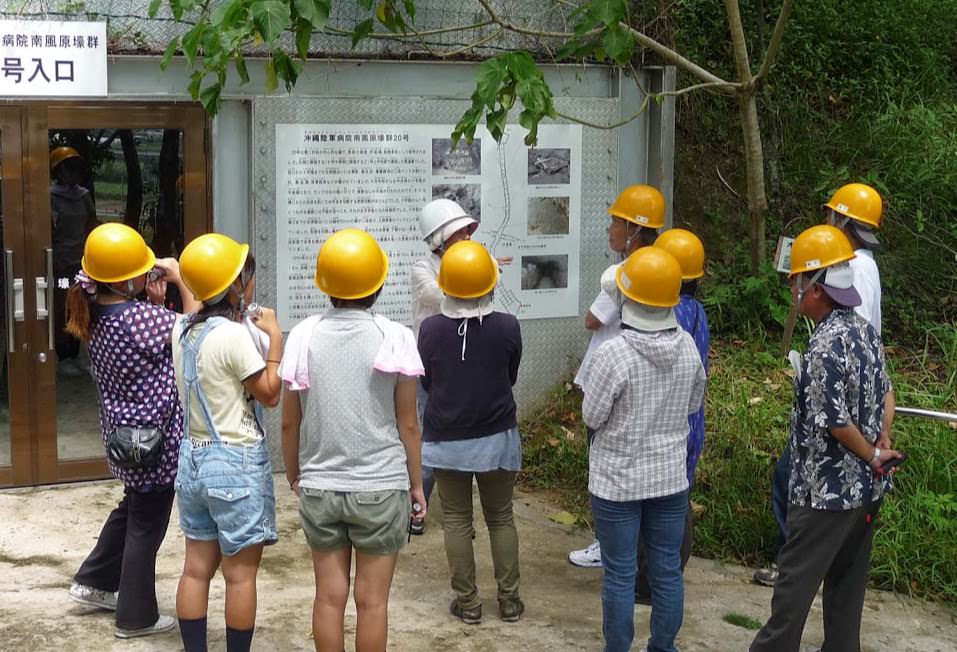 ガイドの話に聞き入る参加者たち