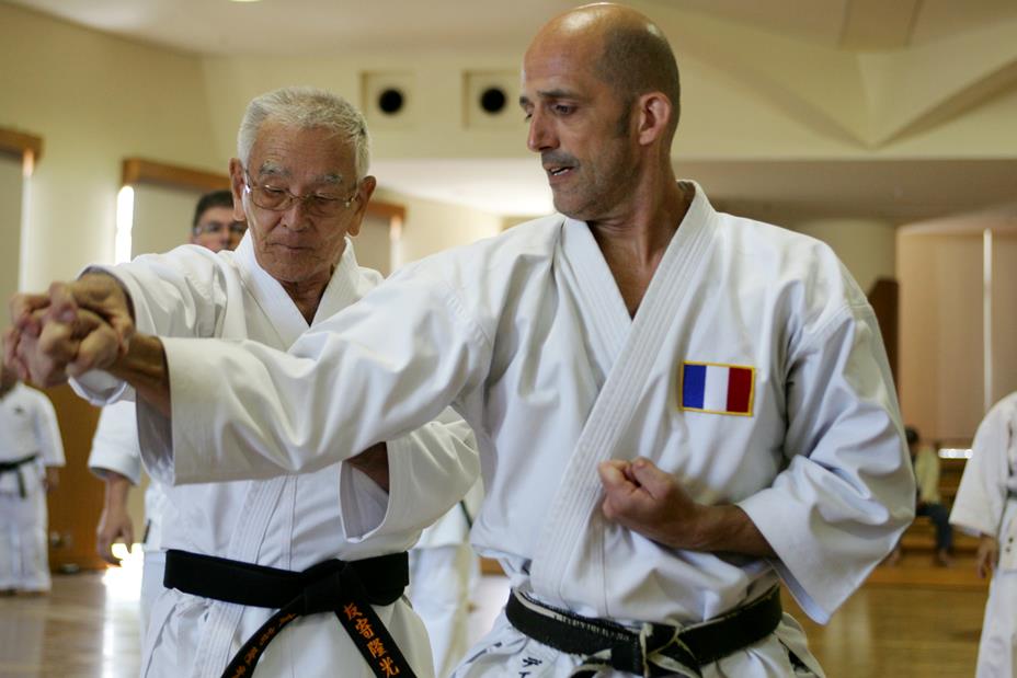 世界中から多くの空手家が沖縄を訪れ、稽古に汗を流す