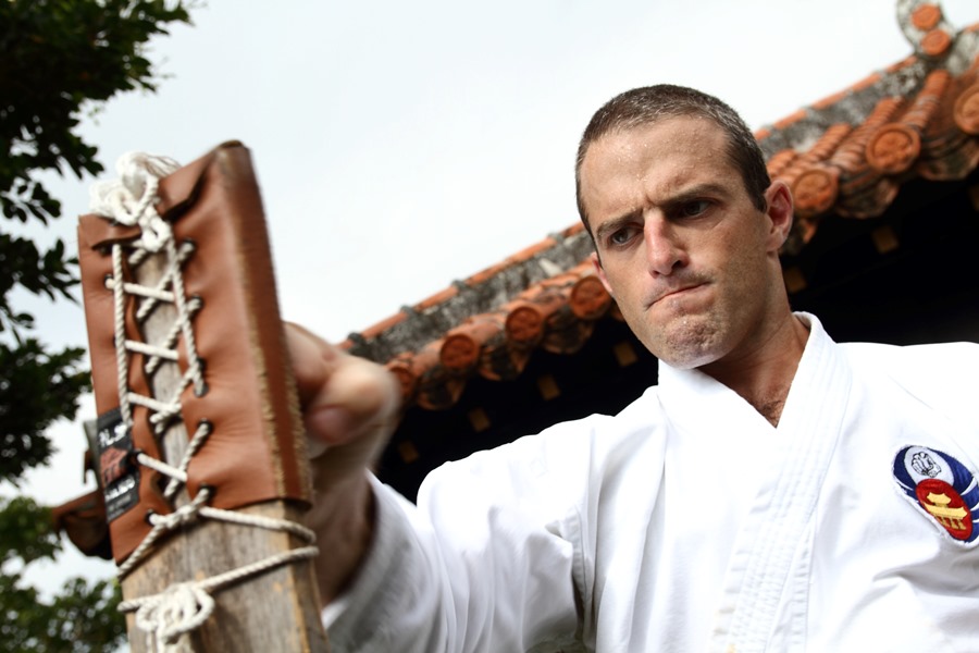 日々、是修行。一心に巻きわらを突く空手家の姿 