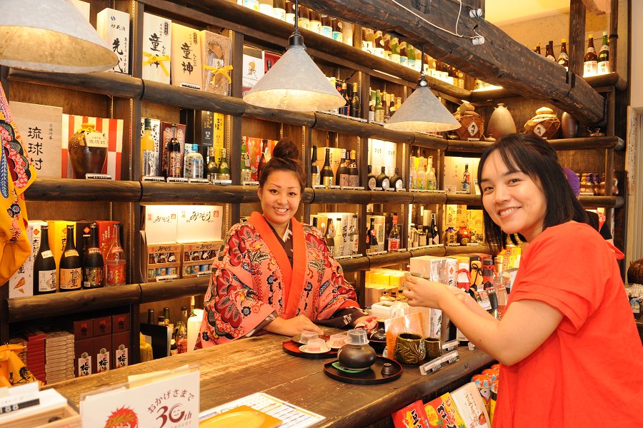 限定ものの泡盛など約100種を取りそろえ、試飲もできる