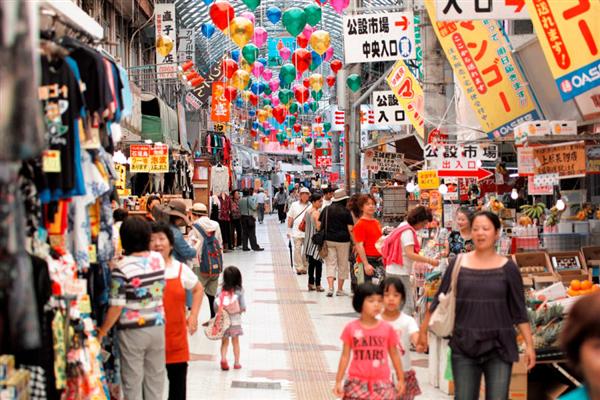 牧志公設市場がある市場本通りから市場中央通り付近