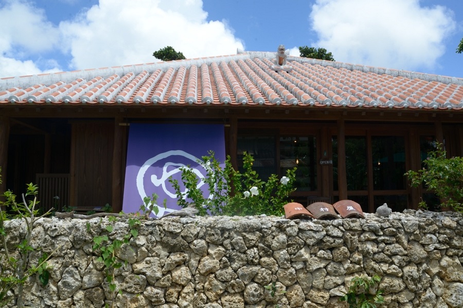 石垣市街地にある中村屋。古民家を活かした外観