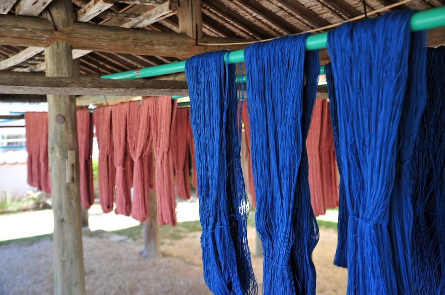 染色した糸を干す風景