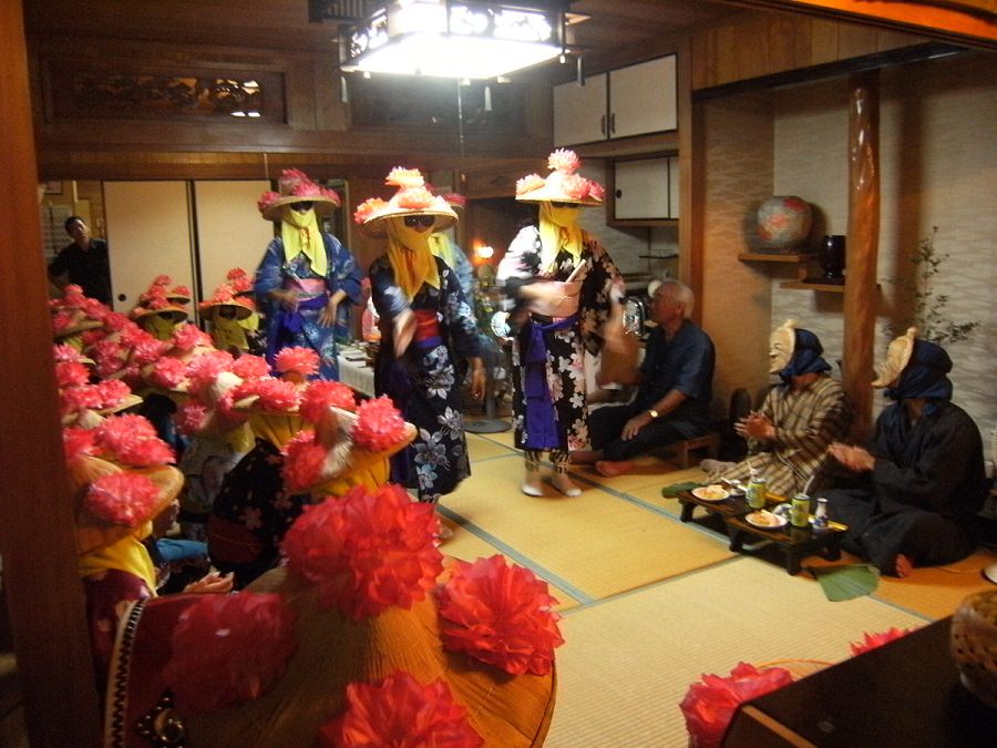 石垣で有名な行事のひとつアンガマの様子（撮影／新盛基史さん）