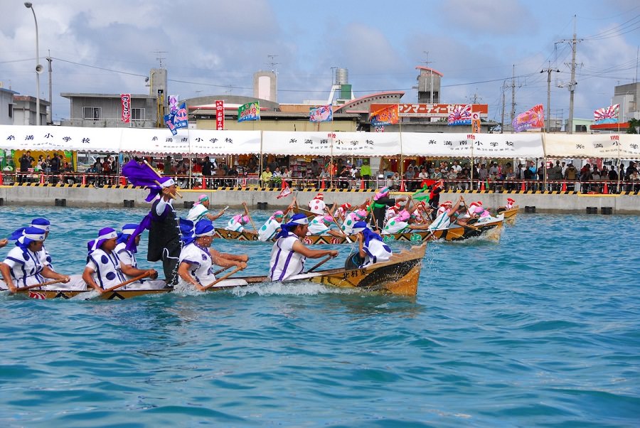 御願バーレーの様子。12人にレーフイ（旗を振る人）が加わる