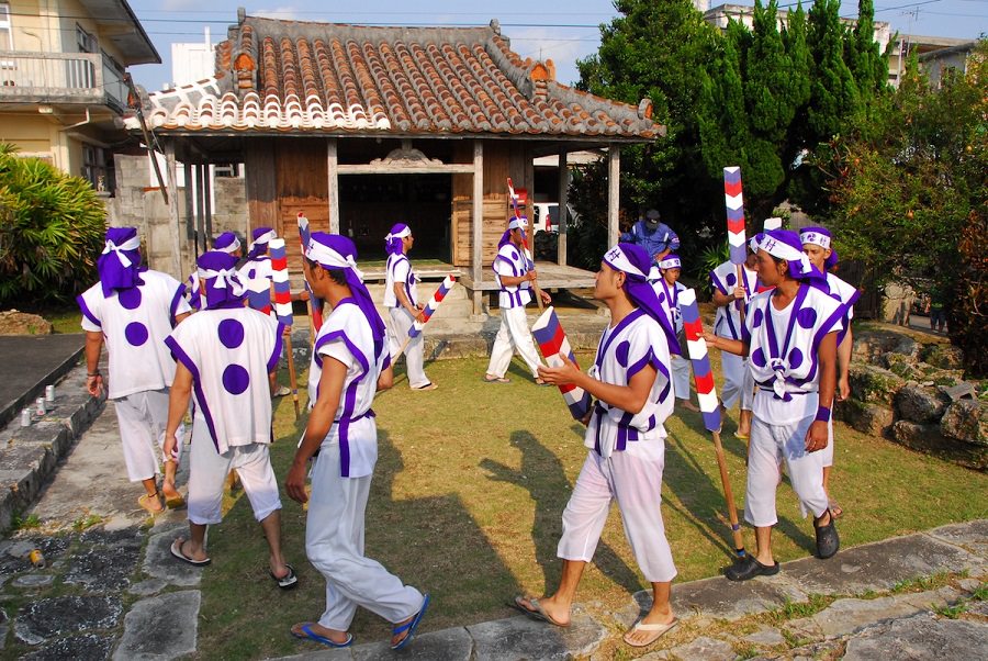 大殿内（ヌンドゥンチ）での奉納のようす