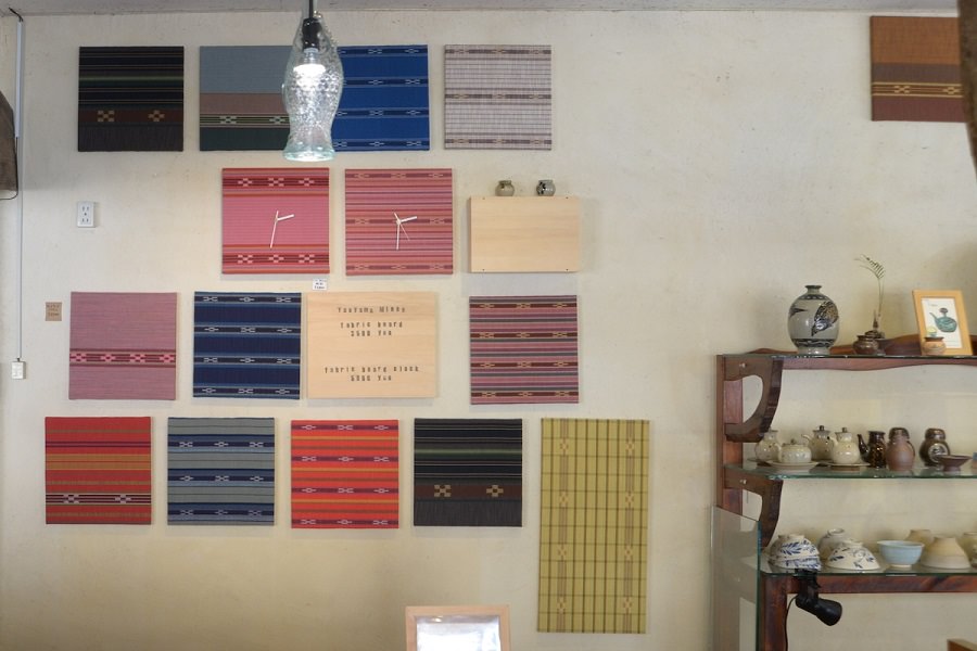 商店街近くの民芸品店。壁にかかっているのはミンサー織の雑貨