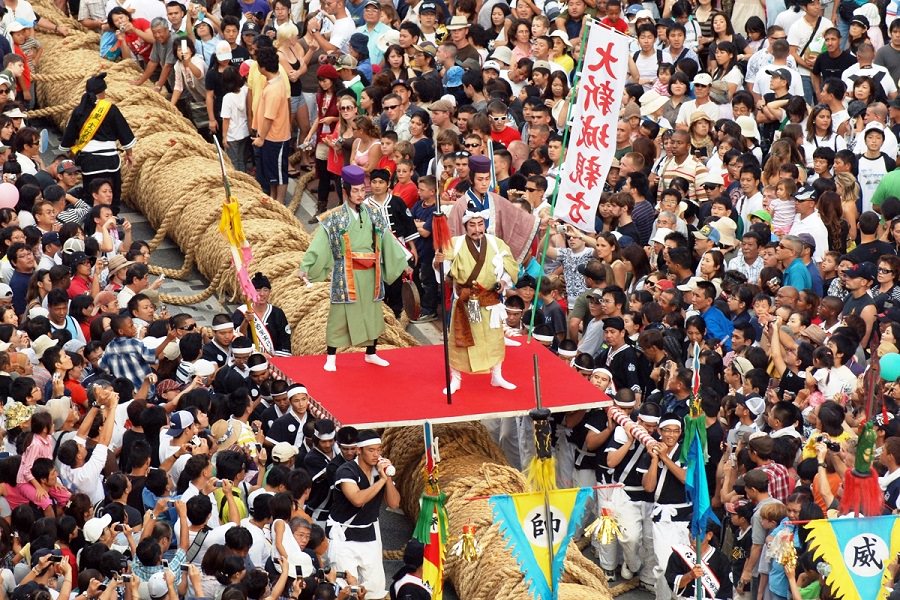 琉球史の偉人に扮した支度（したく）が登場