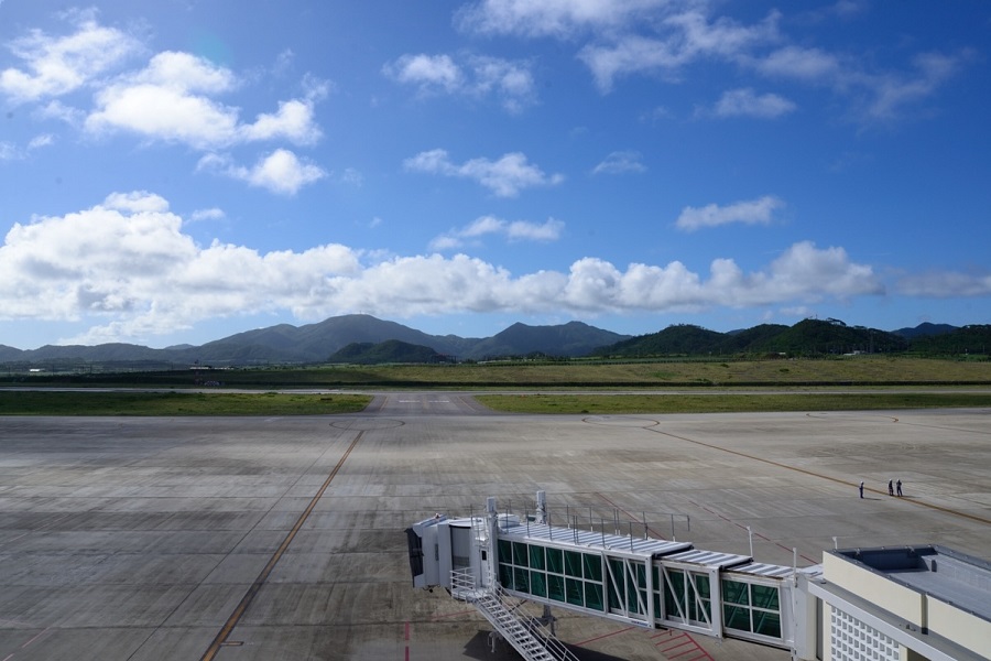 展望デッキから眺める滑走路と於茂登岳