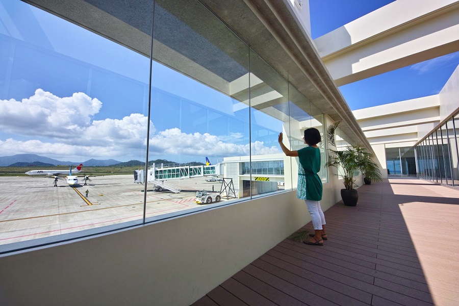 展望デッキから、ガラス越しにお見送り