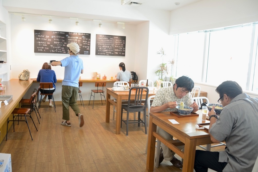 社員食堂としても大活躍のyunaパーラー。お弁当も売ってるよ