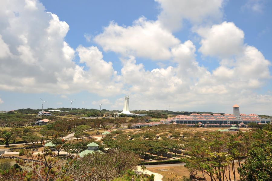 摩文仁の丘から望む平和祈念公園の全景