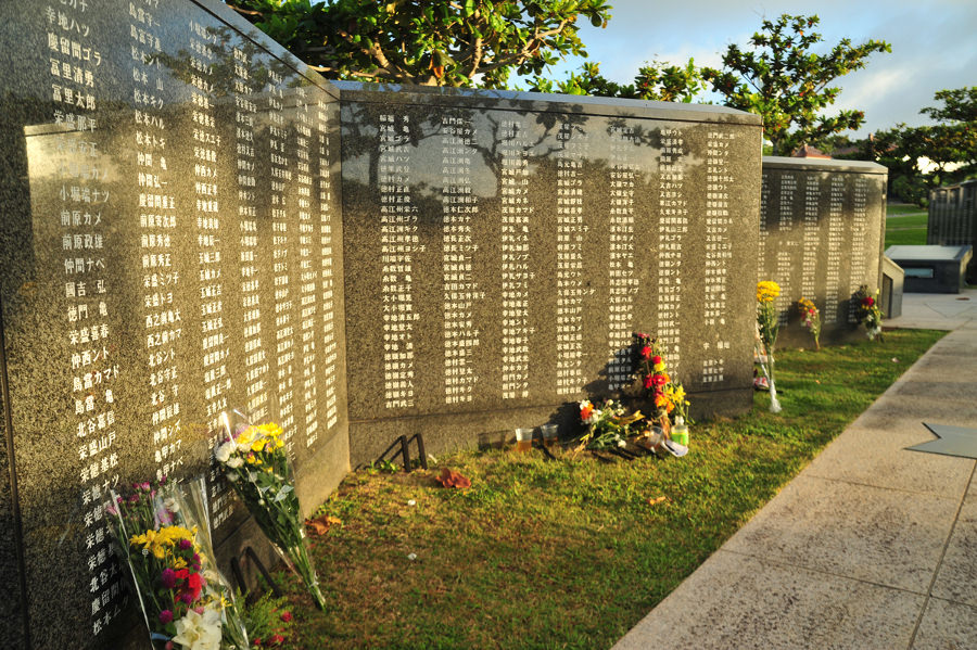 平和の火のある平和の広場から、扇状に建てられている平和の礎