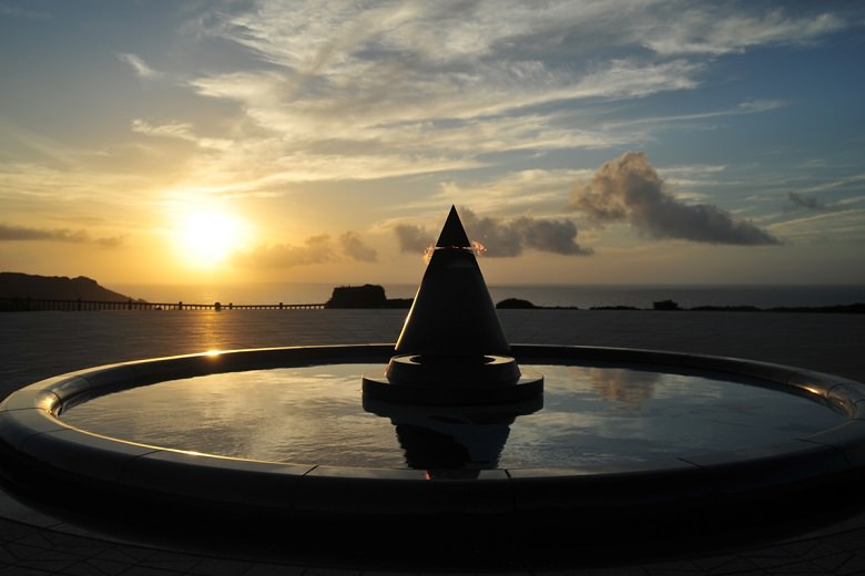 6月23日、摩文仁の海から昇る「慰霊の日」の朝日