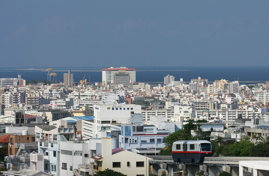 2両編成の愛らしい車両が、眺めのよい風景の中をひた走る