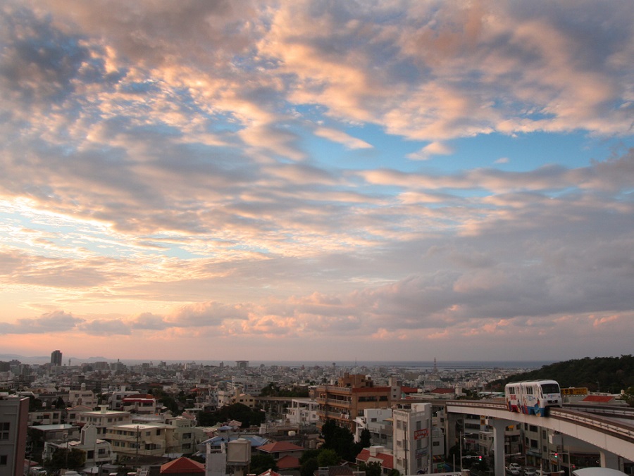 首里駅から海へ向かって下るゆいレール