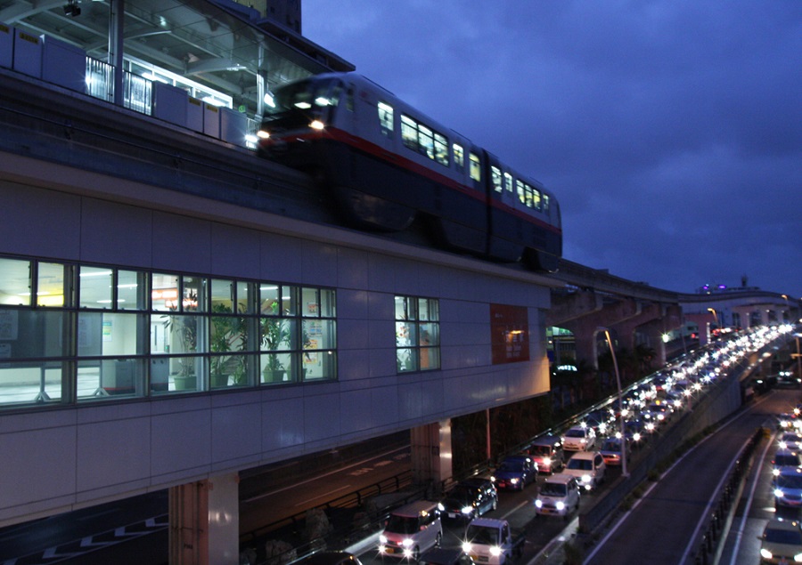 ラッシュアワーの渋滞を見下ろし、軽々と超えていく