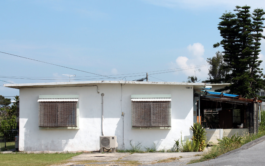 沖縄の青い空に映える白い外人住宅