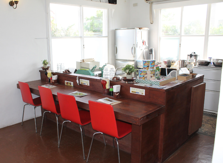 水まわりをうまくアレンジしてカウンターを設置した沖縄そば屋