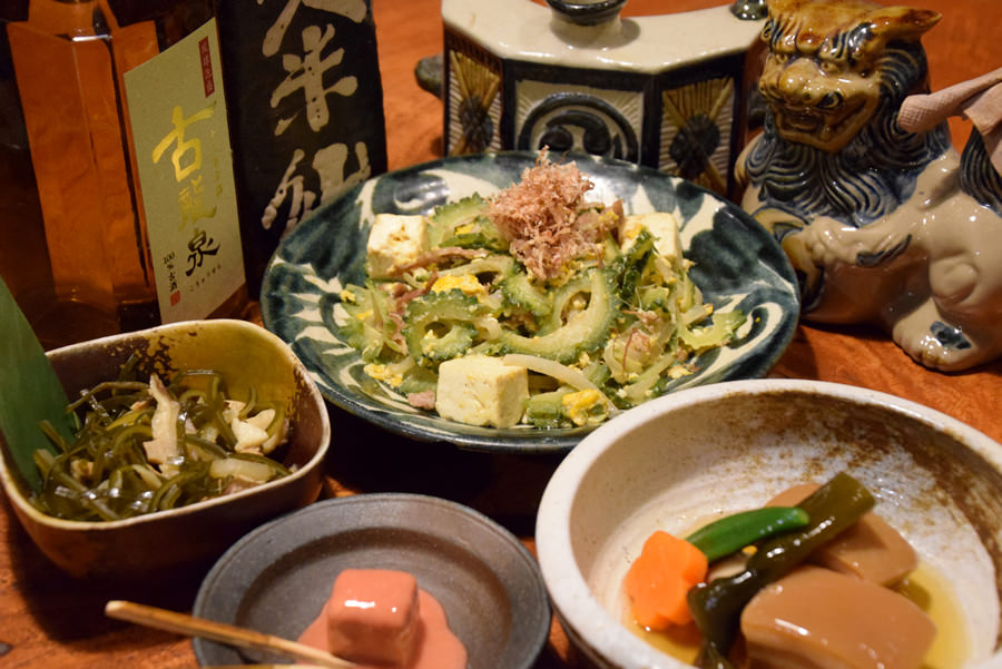 目も舌も大満足。伝統の焼物「やちむん」に盛られた沖縄料理