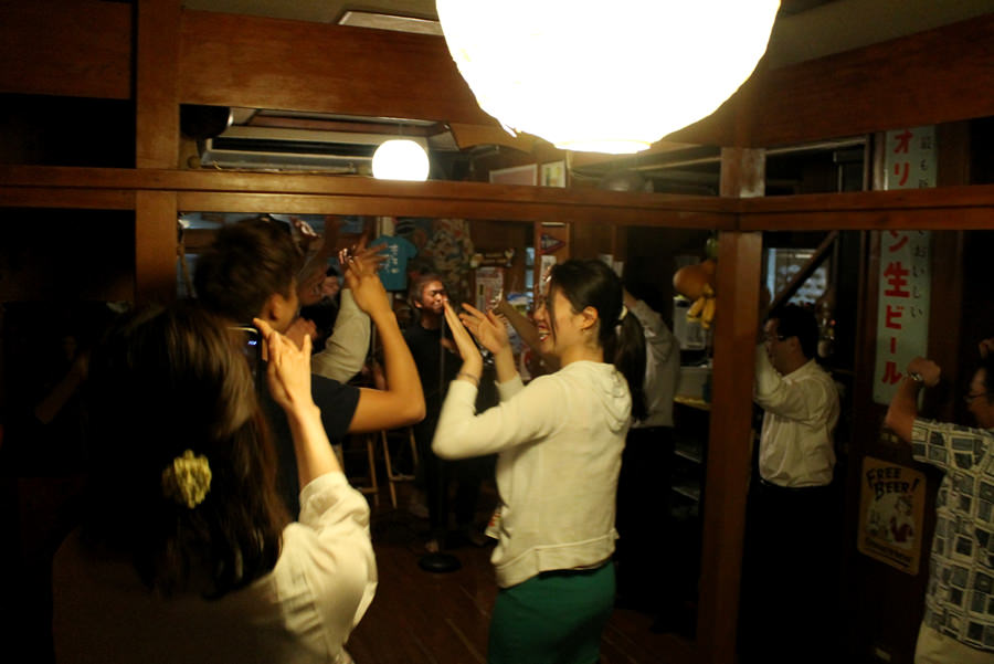 一人客も大歓迎！世代を越えて飲んで踊って