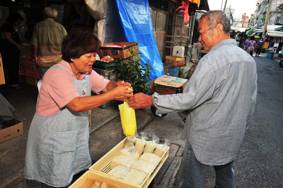 場外の豆腐屋。一対一のやりとりを経て、客が商品を買っていく