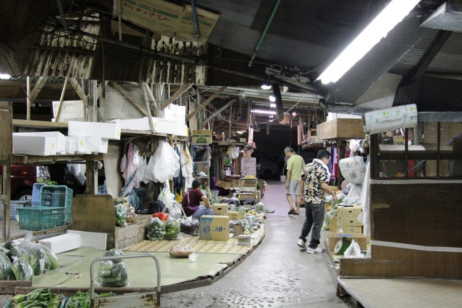 早朝5時頃の様子。売り手も買い手もきびきびと動く