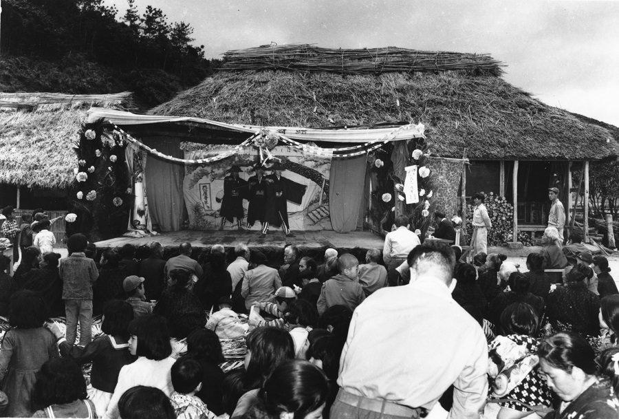 戦後、名護で行われた村踊り。（写真／那覇市歴史博物館所蔵）