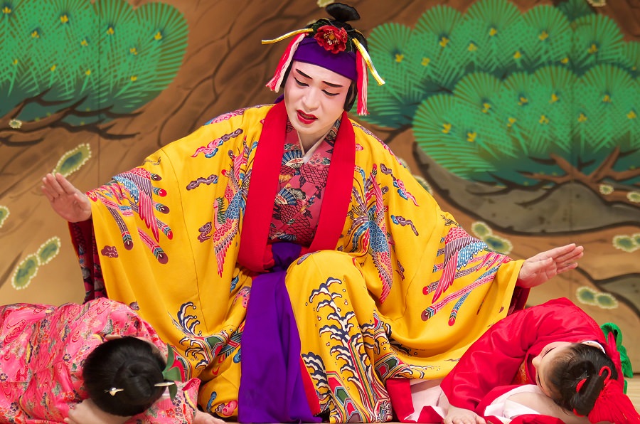 舞台を彩る紅型の衣装。朝薫の五番のひとつ「銘苅子」の一場面