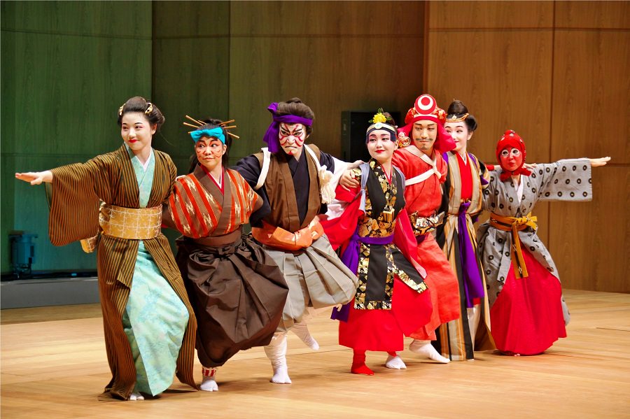 新作組踊の人気作品「組踊版スイミー」の一場面