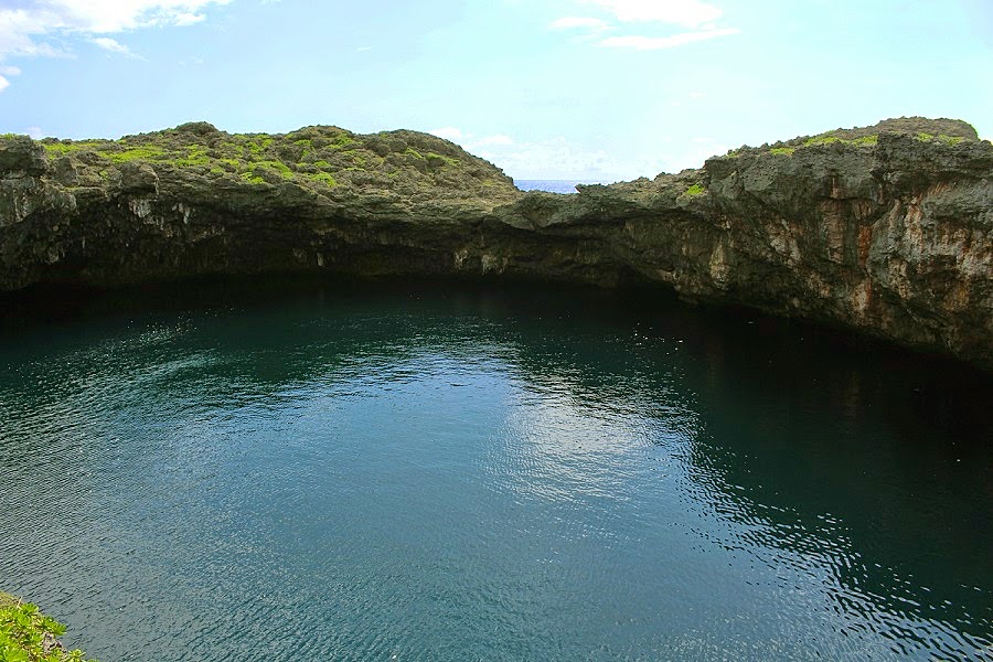 大小2つの池からなる下地島の通り池。海とも繋がっている