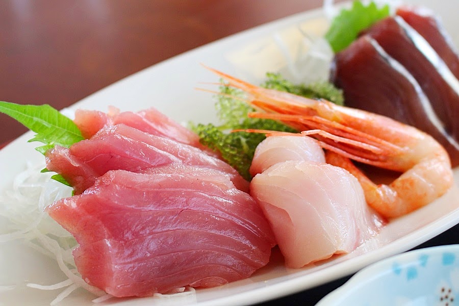 贅沢に厚く切られた新鮮なマグロ