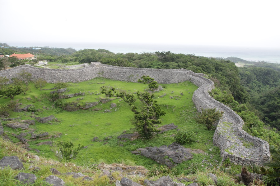城跡の高台からは、石積みの城壁に囲まれている様子が見渡せる