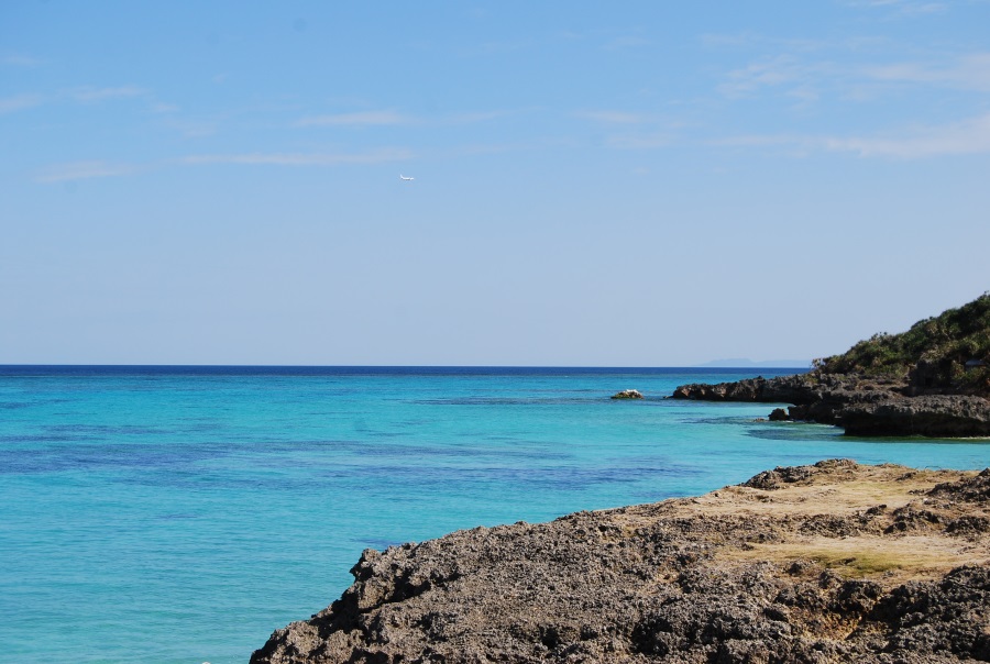 今帰仁の海の色は目の覚めるような澄んだブルー