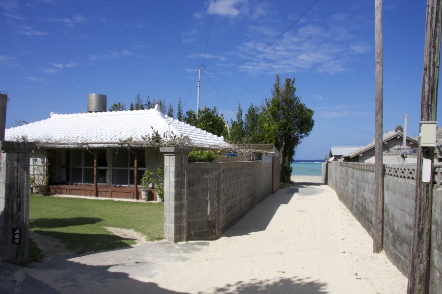 今泊集落から海へ抜ける道