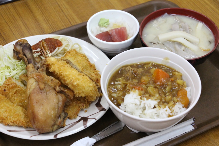 フライやカレー、みそ汁など、ボリューム満点の盛り合わせランチ