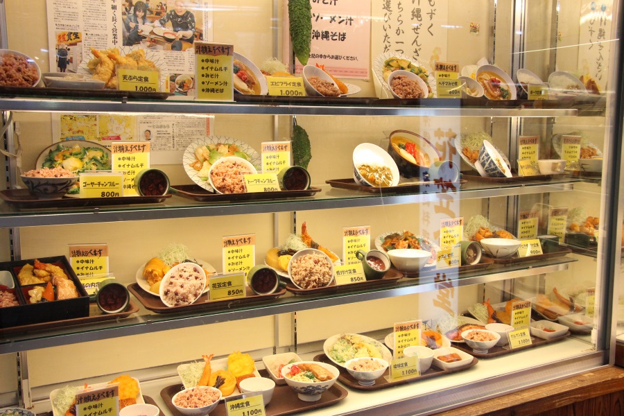 独特のメニューが多いので、まずはディスプレイでチェックしよう