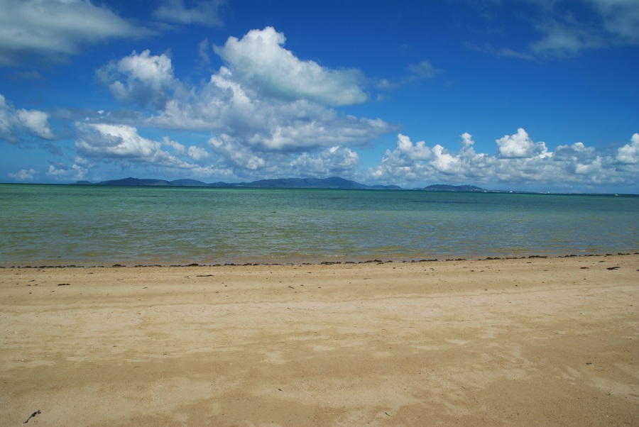 島の東部にあるトゥマールビーチ。遠くに竹富島や石垣島が見える