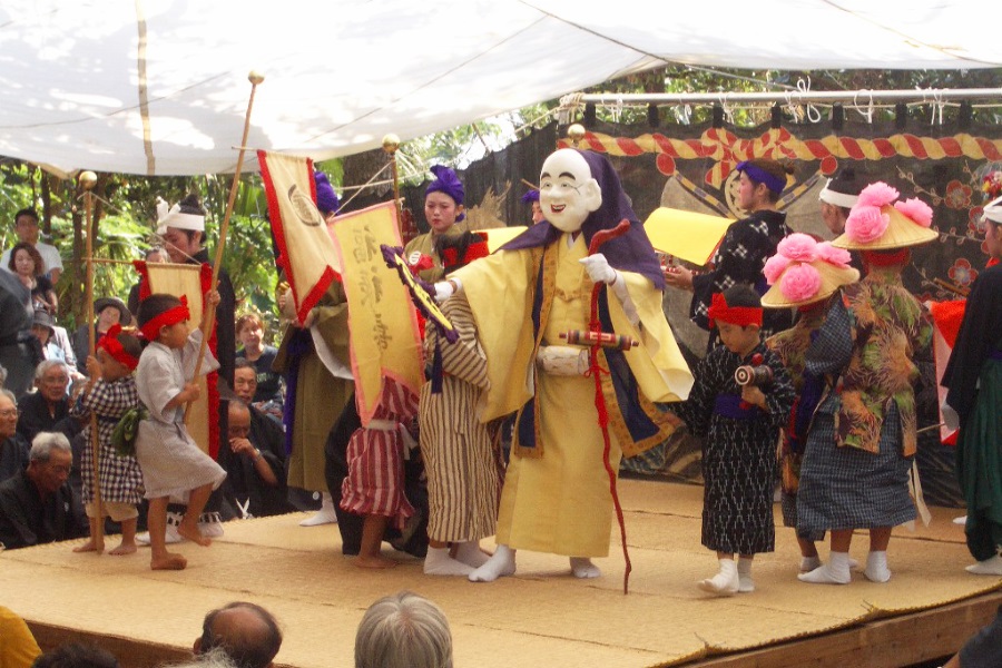 結願祭で行われるミルク行列（写真提供：観光協会）